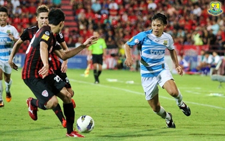 Pattaya United’s Keisuke Ogawa, right, attacks the Muang Thong defence during their Thai Premier League fixture at the Yamaha Stadium in Bangkok, Sunday, August 12. (Photo/Pattaya United) 