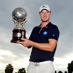 Chris Wood holds up the Thailand Open trophy after securing victory with a final round 67 at the Suwan Golf & Country Club, Sunday, August 12. (Photo courtesy OneAsia.asia)