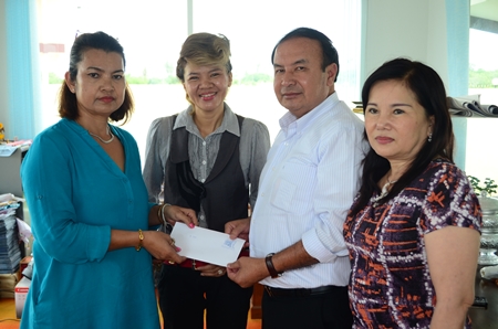 Wasana Ruangkitsiriwat, MD of Kityada Pavilion project, left,  receives congratulations and good luck wishes from Pattaya Issan Association President Jinjutha Phothisa, 2nd left, and Dr. Pongpat Suthornchai and his wife Uraiwan.