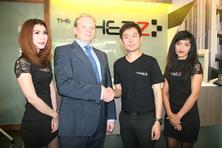Robert Collins, MD of Savills (Thailand) Limited, centre left, shakes hands with Ekasith Ngampichet, manager of Phaendinthong Development Co. Ltd, at the official opening of The Chezz Metro Life Condo, August 16.