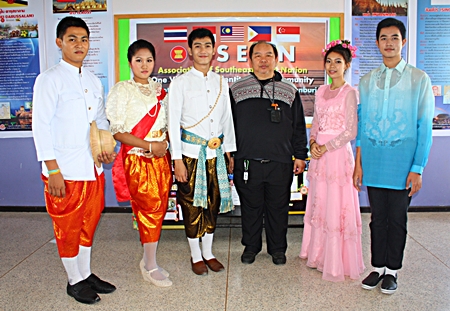 To help prepare Thai school children to understand the preparation for ASEAN economic integration in 2015, Sakun Suriyinthorn (3rd right) head teacher of Social Studies, Religion and Culture at Phothisamphan Pittayakhan School along with the Mattayom 6 created an ASEAN education room whereby students can use the educational facilities to learn languages, traditions and cultures of our future South East Asian partners.
