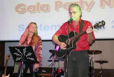 Popular duo Harpic Bryant and Brian Thomas entertain the crowd.