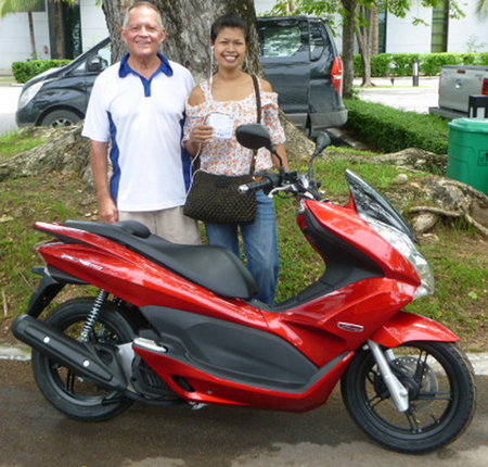Jester Bill Freeman presents the Honda PCX 150, top prize in this year’s grand raffle, to winner Bam from the Saloon Bar.