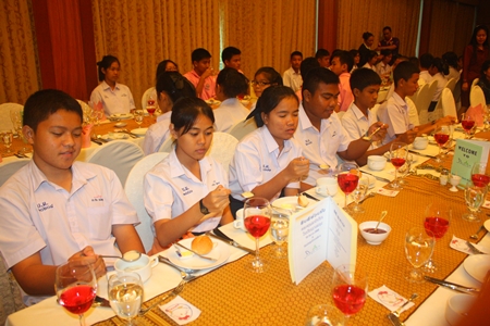 Banglamung students learn how to dine western style.