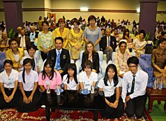 Mayor Itthiphol Kunplome (center, left) sits for a photo with Nittaya Patimasongkroh (left), president of the Warm Family project, Tami Kojima (2nd left), wife of the Ambassador of Japan, Rosa Pena Perez Rea (3rd right), wife of the Ambassador of Mexico, Teresa Wise (2nd right), wife of the Ambassador of Australia, and Sopin Thappajug (right), former president of the YWCA Bangkok-Pattaya Center, with youths that have received scholarships from Warm Family project.