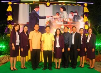 Weerapong Dechbun (4th from left), director of the Chonburi Primary Educational Office, congratulates Aksorn Group Managing Director Nikhom Mohodrakhee (3rd left) and Aksorn Group executives for their outstanding achievement.