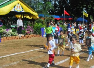 Vice-Principal Chalaeng Rungsaengjan (left) presides over the Navy Children’s Sports Day opening ceremony.