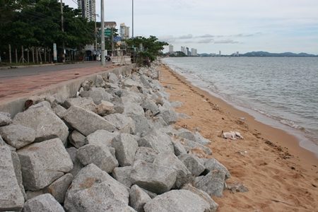 Granite blocks have been placed in southern areas of Jomtien Beach to help slow erosion.  Councilman Thongchai Ardzong is calling for Mayor Itthiphol Kunplome to reallocate some of the funds earmarked for restoring Pattaya Beach to go toward the same goal in Jomtien.
