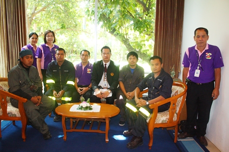Diana Garden Resort General Manager Thanthep Bunkaew (4th right) and Diana Inn General Manager Saming Suebsakul (5th right) pose with staff and firefighting trainers after the fire drill. 