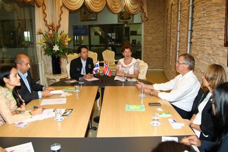 Eli Grut and Per-Aubrey Bugge Tenden meet with Mayor Itthiphol Kunplome to investigate whether Norwegian-Thai children are being abused. 