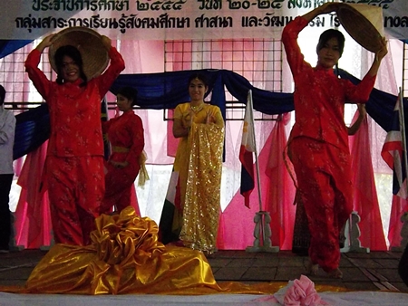 Students perform an ASEAN dance at the workshop. 
