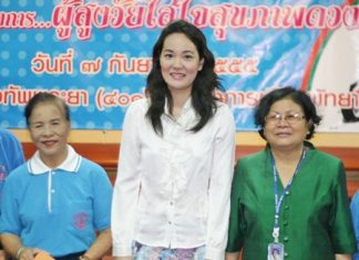 (L to R) Elderly Club President Pranee Maneesan, Ophthalmologist Dr. Jitlada Lertjarassiwilai and Wannaporn Jamjumrus, director of the Pattaya Public Health and Environment Office.