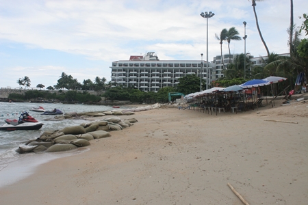 Sand was being brought to Pattaya Beach in bags taken from a Rayong tributary until Rayong officials said they could sell no more. 
