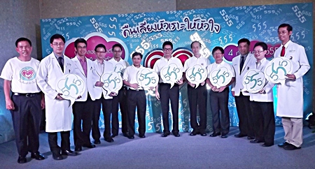 Directors and vice-directors of Bangkok Hospital Rayong, Bangkok Hospital Pattaya, Bangkok Hospital Trat and Bangkok Hospital Chanthaburi launch the Laughing for Better Hearts project. 