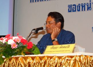 Prinya Phengsombut, director of the Co-operative Technology Transfer and Development Office, presides over the meeting in Jomtien.