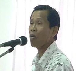 Residents representative Kanoksak Nimanong tells Irrigation Department Construction Office officials there is no need to kick them out of their homes.