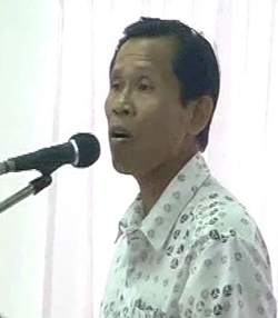 Residents representative Kanoksak Nimanong tells Irrigation Department Construction Office officials there is no need to kick them out of their homes. 