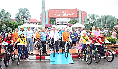 Mayor Itthiphol Kunplome (on ramp left) and Chatchawal Supachayanont (on ramp right) set off this year’s Pattaya Car Free Day event. 