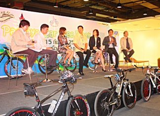 Mayor Itthiphol Kunplome (center), along with city and tourism-industry officials, are inviting Pattaya residents to leave their cars at home on Saturday.