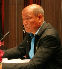 Councilman Banlue Kullavanijaya addresses a meeting with officials about cleaning up tangled wires throughout Pattaya.