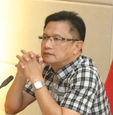 Deputy Mayor Wutisak Rermkitkarn presides over the child-protection committee’s 1st meeting.