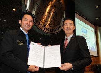 Mayor Itthiphol Kunplome (left) and Charoen Limkangwanmongkol (right) sign a contract for free WiFi in Pattaya.