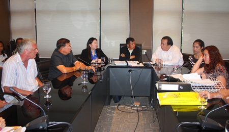 Office of the Consumer Protection Board lawyer Thummanoon Hinkhum (center) and Pattaya City Council Vice President Sanit Boonmachai (2nd left) chair a meeting to settle a condo dispute between owners and residents. 