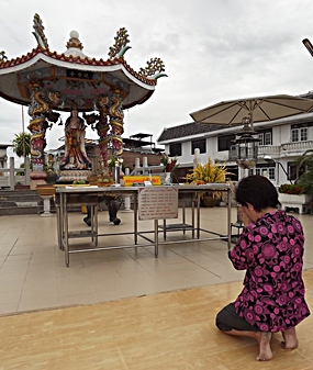 At Sawang Boriboon Thammasathan Pattaya, Thai-Chinese pray for blessings from their deities while raising money for coffins for those without relatives.