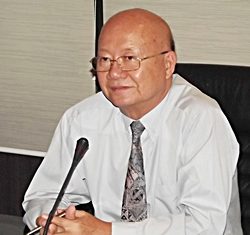 Deputy Mayor Wattana Chantanawaranon presides over a meeting to finalize plans for the Oct. 14-24 Pattaya Vegetarian Festival.