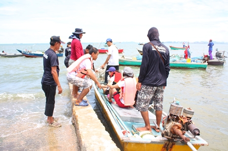 Holiday Inn Pattaya and IBIS Pattaya Hotel’s employees board small boats ship to take their creations to the Naklua Reefs Preservation area.