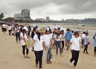 More than 2,000 people , including celebrities, participated in a Pattaya Beach clean up day last week.