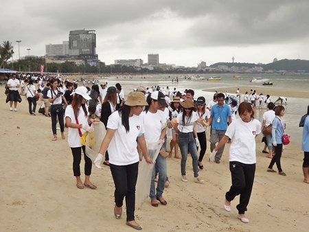 More than 2,000 people , including celebrities, participated in a Pattaya Beach clean up day last week. 