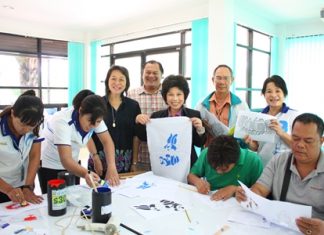 Pattaya council member Chanansa Sutthithamrongsawat (center) (4th holds up a design by one of the Sai community citizens.