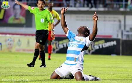 Pattaya United striker Ludovick Takam celebrates scoring his sides first goal against Osotspa M-150 FC at the Saraburi Stadium, Saturday, Sept. 15. (Photo/Pattaya United)