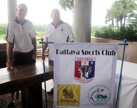 Tony Oakes and Joe Mooneyham welcome the players at Siam Plantation.