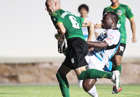 Pattaya United striker Ludovick Takam, front right, fires the ball past Army’s Argentine defender Daniel Blanco during their Thai Premier League football match at the Nongprue Stadium in Pattaya, Saturday, Sept. 8. (Photo/Pattaya United) 