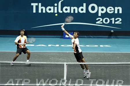 Sonchat and Sanchai Ratiwatana return the ball against Guillermo Garcia-Lopez and Marinko Matosevic in the first round of the Thailand Open 2012 in Bangkok, Monday, Sept. 24. 