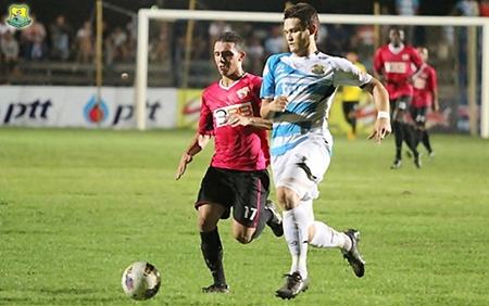 Pattaya United’s Sompob Nilwong, right, defends against BBCU’s Junior Guimaro during the second half of their Thai Premier League fixture at the Nongprue Stadium in Pattaya, Saturday, Sept. 22. (Photo/Pattaya United)