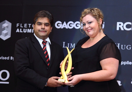 Tony Malhotra (left) presents the ‘Best Hotel Architectural Design’ award to Peta Ruiter of the Hilton Pattaya.