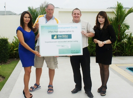 Steve Scholey, 2nd right, representing Alan Bolton Property Consultants, receives a certificate of appreciation from Paul Barrett, 2nd left, Managing Director of Green Field Development Co. Ltd. following outstanding sales figures for the Green Field Villas 4 project.