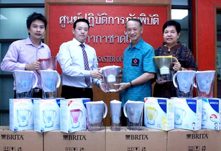 Dr. Manu Leenawong (2nd left), MD Aqua Innotech (Thailand) Co., Ltd., together with GM Suradej Darayen (left), donate 60 Brita Water Filters valued at 101,400 baht to Lt. Gen Dr. Amnat Barlee (2nd right), director and Miss Assara Petkong (right), the vice director of the Thai Red Cross Relief and Community Health Bureau for use in emergencies in aid of flood victims throughout Thailand.
