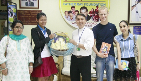 Representatives from SOS Children’s Villages International recently visited Pattaya to witness the work of the Father Ray Foundation. Renu Sharma (left), SOS Children’s Village India coordinator and Dominik Anker (2nd right), international finance coordinator at the head office in Austria were accompanied by representatives from the SOS Thailand office, Prapasri Sueanprasert (right), and Anong Imaub (2nd left), who presented a gift to Father Peter Pattarapong Srivorakul (centre), president of the Father Ray Foundation.