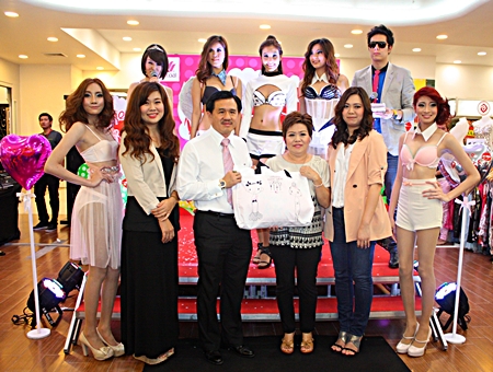 Surat Mekavarakul, MD of Mike Group, presided over the launch of the latest line of Wacoal lingerie products at Mike Department Store recently. On hand to help promote the product were Wacoal Young Designer Vanisa Moksak (2nd left), Assistant Manager Thanan Sujitsakul (3rd right), and Wacoal Young Brand Assistant Wiriya Tatiyajinda (2nd right). Surat Mekavarakul, MD of Mike Group, presided over the launch of the latest line of Wacoal lingerie products at Mike Department Store recently. On hand to help promote the product were Wacoal Young Designer Vanisa Moksak (2nd left), Assistant Manager Thanan Sujitsakul (3rd right), and Wacoal Young Brand Assistant Wiriya Tatiyajinda (2nd right).
