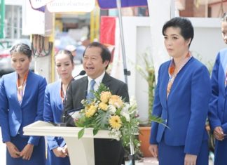 Bank President Pravit Kasemwarangkun addresses a gathering of honored guests at the grand opening of the new Bangkok Bank Soi Buakaow branch.