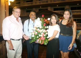 Pattaya Mail’s Peter Malhotra (2nd left) congratulates the Ottesen family, Ib (left), Kannikar and Ploy Pailin (2nd right and right) on their grand reopening.