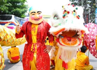‘Pae Yim’, aka ‘Sim Hua Roa’ or the Laughing Aunty, poses with her lion during the festivities.