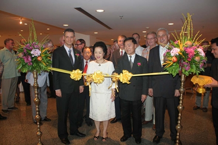 Panga Vathanakul (2nd left), MD Royal Cliff Hotels Group cuts the ribbon to launch the Stonefish wine tasting event. With her are Anirut Posakrisna (2nd right), chairman of Wine Dee Dee Co., Ltd., Royal Cliff GM Christoph Voegeli (left) and Stonefish Wines owner and Managing Director Peter Papanikitas (right).