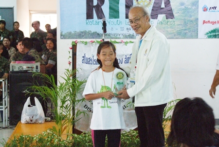 District Governor Thatree Leetheeraprasert presents RYLA certificates of achievement to the participants.