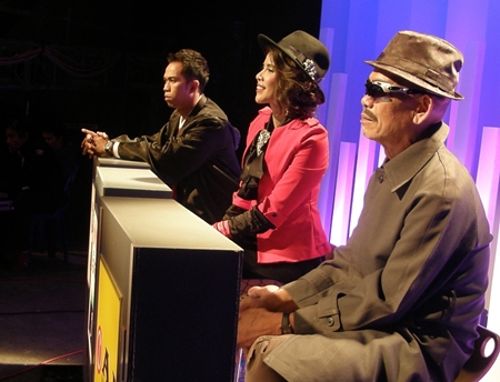 Famous Thai actors Taep Po Ngam, Janet Keow, and Somjit Jong Jorhor judge the acts.