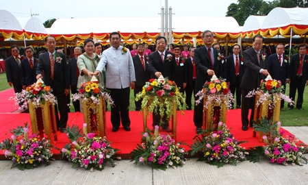 (L to R) Governor Khomsan Ekachai, Sukumol & Sonthaya Kunplome, Gao Zhen Ting, Visit Chaowalitnitithum, and Dr. Suthee Meenchaiyanant, officially open the new school building. 